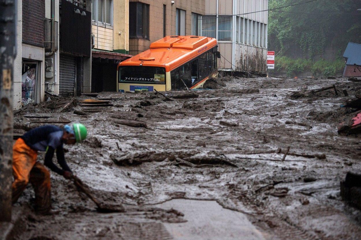 Case și mașini înghițite de un val de noroi, în Japonia.