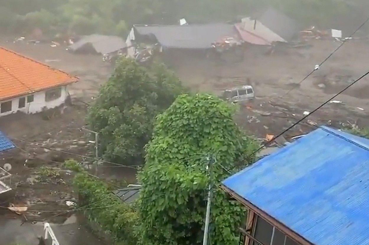 Case și mașini înghițite de un val de noroi, în Japonia.