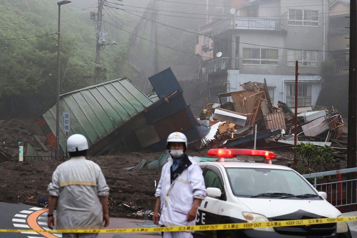 Case și mașini înghițite de un val de noroi, în Japonia.