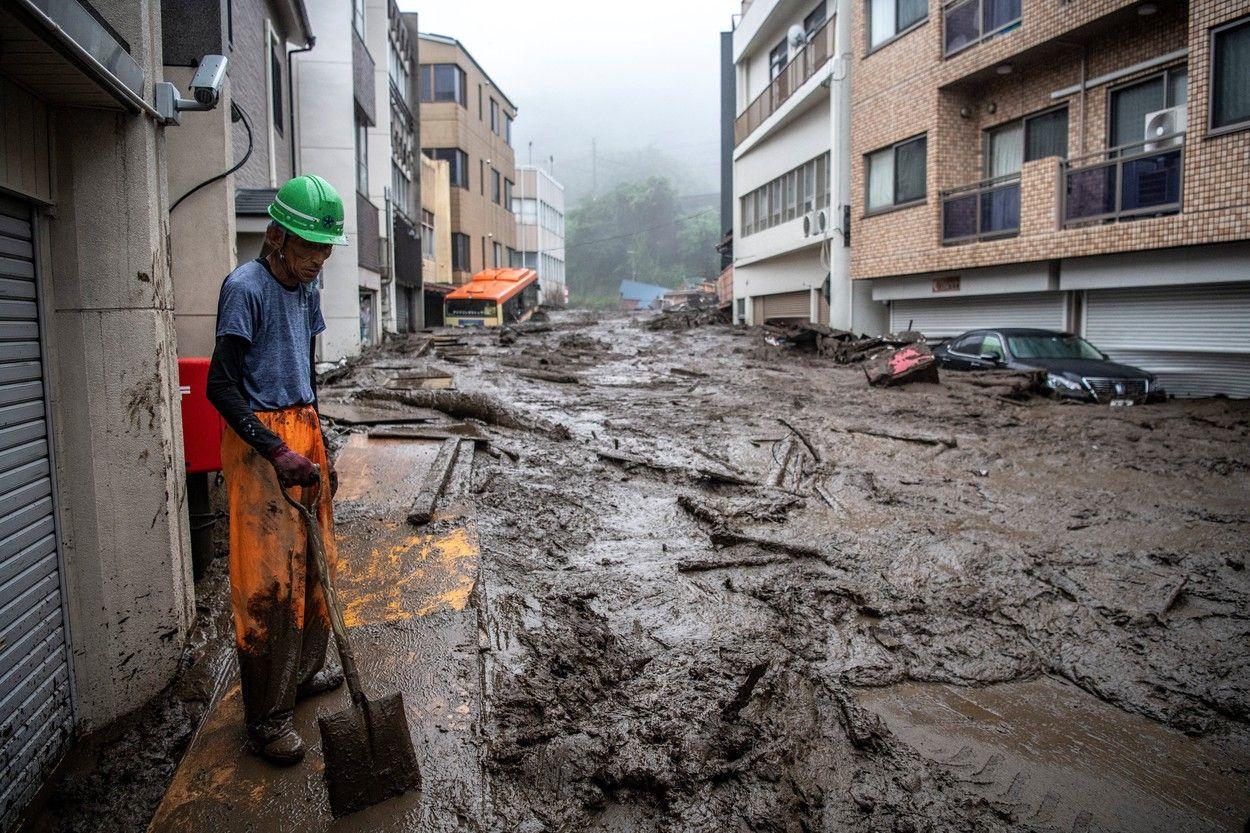 Case și mașini înghițite de un val de noroi, în Japonia.