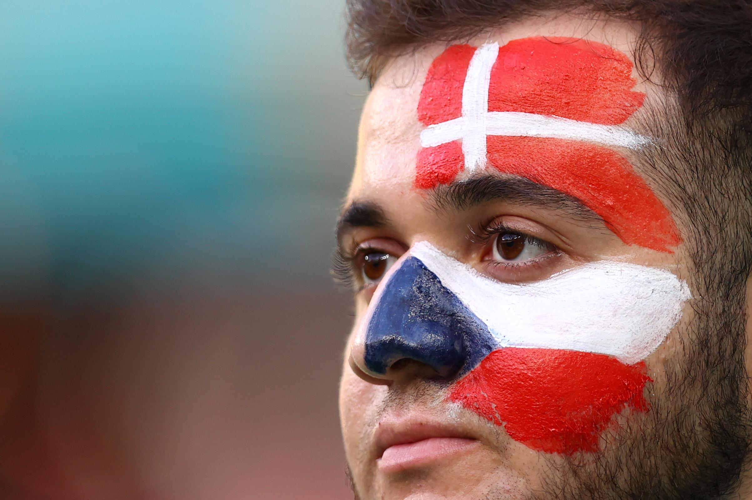 Un suporter pictat pe față cu steagurile Cehiei și Danemarcei