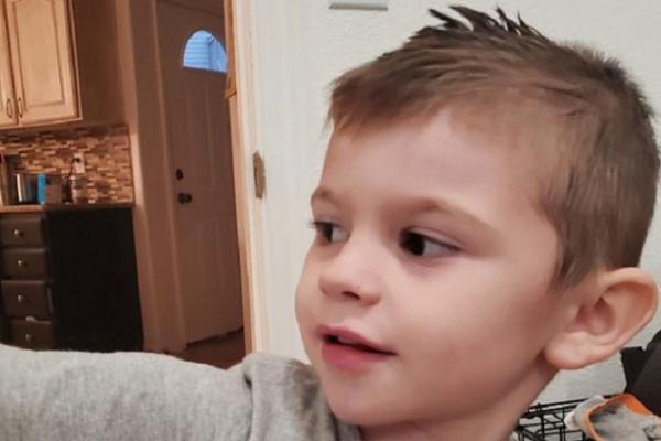 Un băiețel de 4 ani, dat dispărut, a fost găsit mort în cutia pentru jucării din camera sa, în SUA