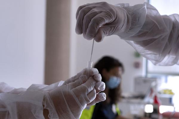 O femeie este supusă unui test rapid pentru depistarea coronavirus