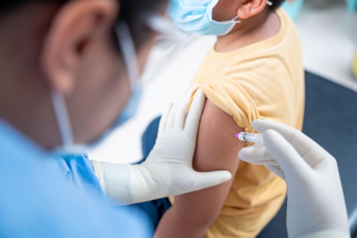 CNCAV anunţă că începe imunizarea cu vaccinul Spikevax a copiilor cu vârste între 12 şi 17 ani. Unde se fac programările Un copil este vaccinat cu ser anti-Covid