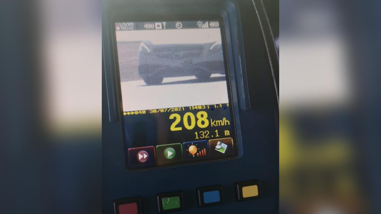 Șofer amendat cu 1.305 lei, după ce a gonit cu peste 200 de km/h pe un drum naţional din judeţul Olt Șofer amendat cu 1.305 lei, după ce a gonit cu peste 200 de km/h pe un drum naţional din judeţul Olt