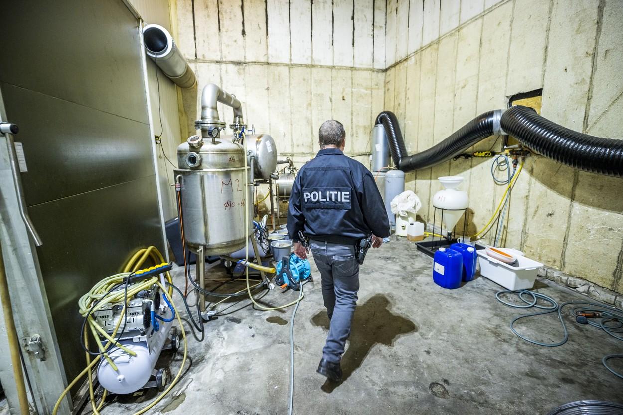 Laborator uriaș de droguri sintetice, descoperit de poliția olandeză într-un sat din sud-estul ţării