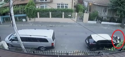 O tânără cu o trotinetă electrică izbeşte cu putere o maşină parcată, în Regie. Impactul a fost atât de dur încât autovehiculul s-a mişcat de pe loc - VIDEO