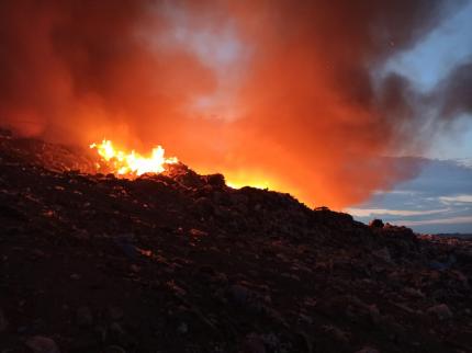 Incendiu la o groapă de deşeuri din Arad. În acelaşi loc s-a produs un incendiu şi în urmă cu trei zile