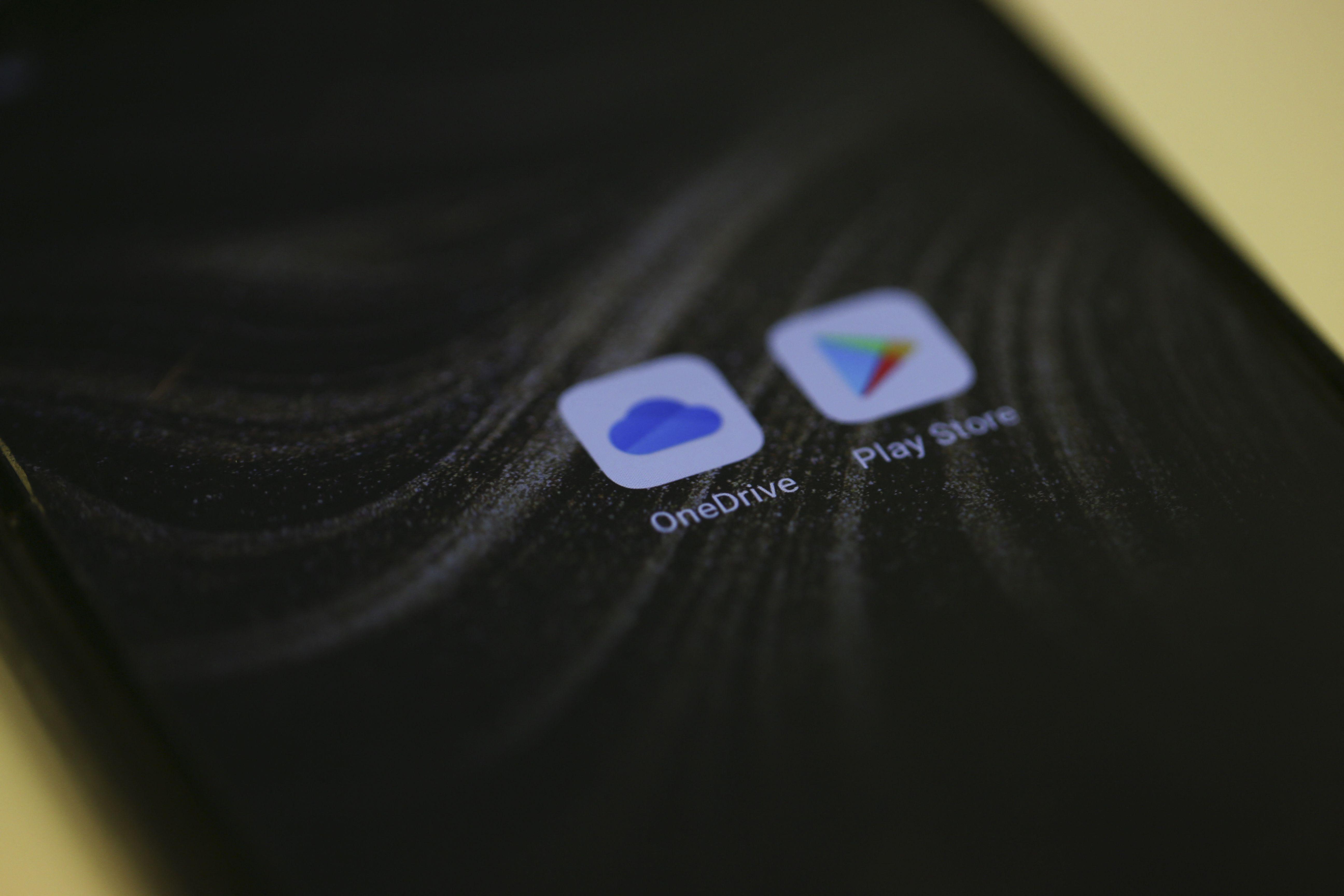 Mai multe aplicaţii Android furau parolele de Facebook ale utilizatorilor Un telefon cu icon-ul de Play Store pe ecran