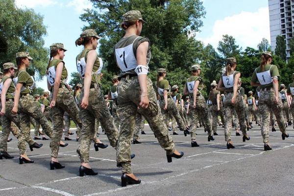 E scandal în Ucraina după ce Armata a decis ca femeile soldat să defileze în pantofi cu toc: "O idee stupidă"