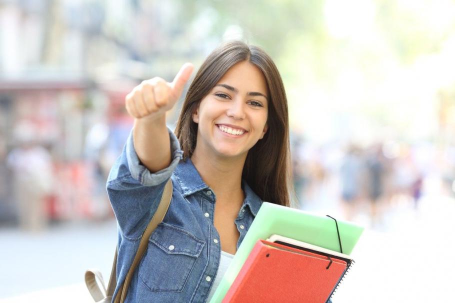 112 candidaţi au obţinut media 10 la examenul de Bacalaureat Elevă fericită după terminarea unui examen