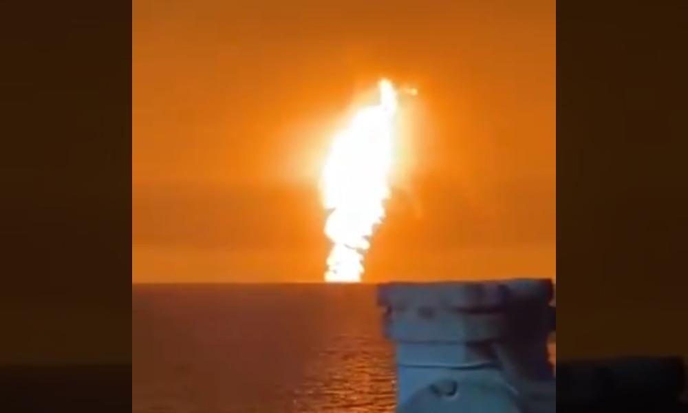 Explozie în largul Mării Caspice. O coloană de foc uriașă, observată deasupra apei Explozie în largul Mării Caspice. O coloană de foc uriașă, observată deasupra apei