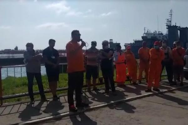 Protest la sediu ARSVOM după ce ministrul Transporturilor a anunţat desfiinţarea instituţiei. Liderul de sindicat nu vrea trecerea în subordinea ISU