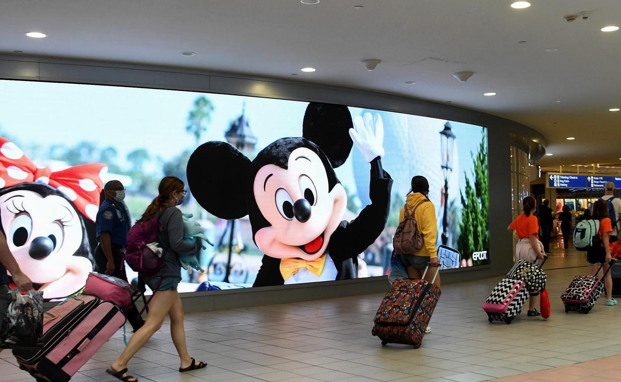 Disney a schimbat mesajul de întâmpinare "Bună seara, băieţi şi fete". Modificarea i-a înfuriat pe americani: "E din ce în ce mai ridicol" Disney a schimbat mesajul de întâmpinare "Bună seara, băieţi şi fete". Modificarea i-a înfuriat pe americani: "E din ce în ce mai ridicol"