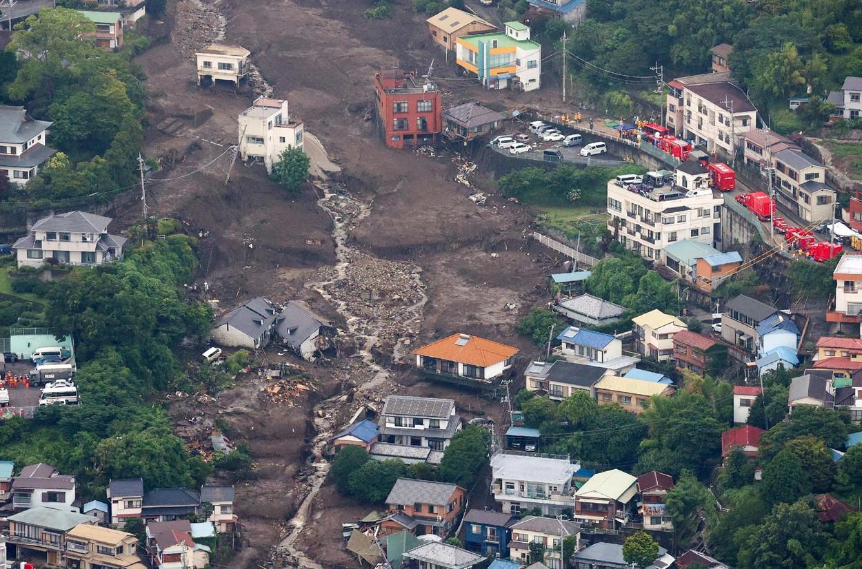 80 de persoane, date dispărute în urma alunecărilor de teren, "ca un tsuami", din Japonia