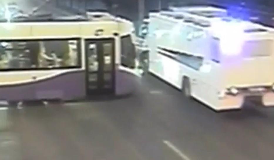 Accident între un tramvai și o dubă care transporta 13 deținuți