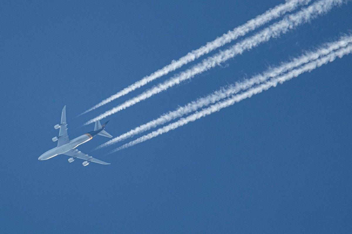 Comisia Europeană susţine introducerea unei taxe de poluare pentru avioane Comisia Europeană susţine introducerea unei taxe de poluare pentru avioane