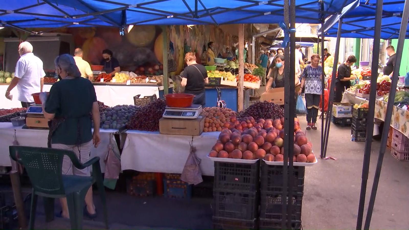 Tone de legume şi fructe, retrase de la vânzare. Medicii spun că un produs ţinut în condiţii improprii devine toxic pentru organism