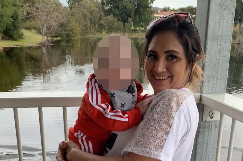 Moarte tragică pentru o mamă rămasă blocată ”pe jumătate în afară” într-un container cu haine donate, în Australia
