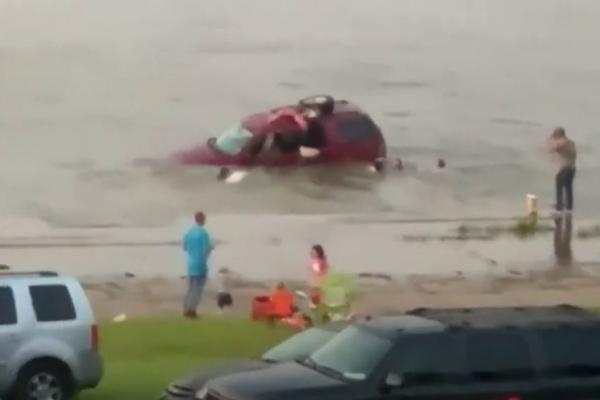 Imagini dramatice cu un tată care sare în apă să-și salveze fetițele de 1 și 3 ani dintr-o mașină care se scufundă, în Ohio