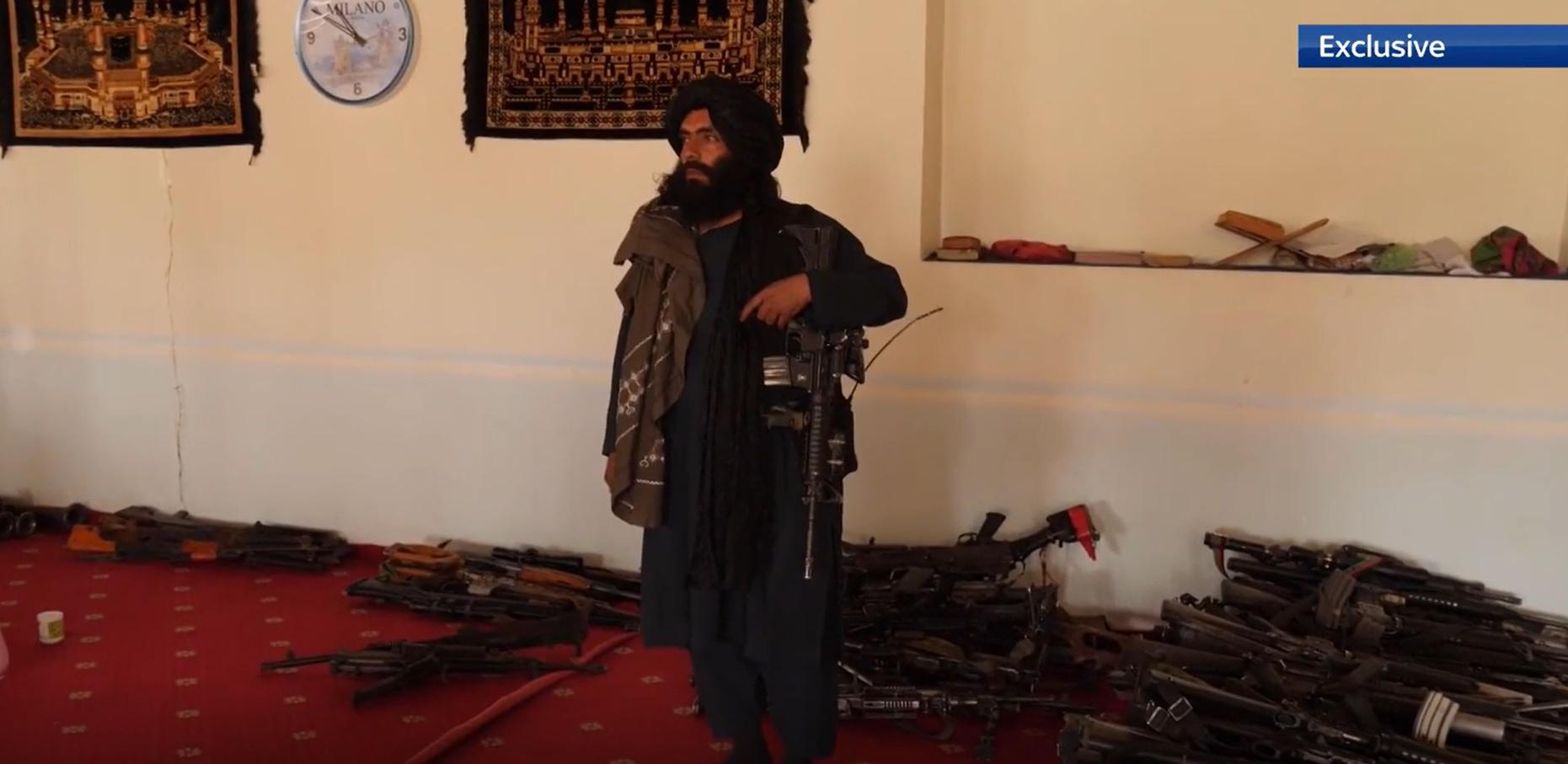 Talibanii fac paradă cu armele capturate după retragerea soldaților americani: se laudă cu zeci de Humvee-uri