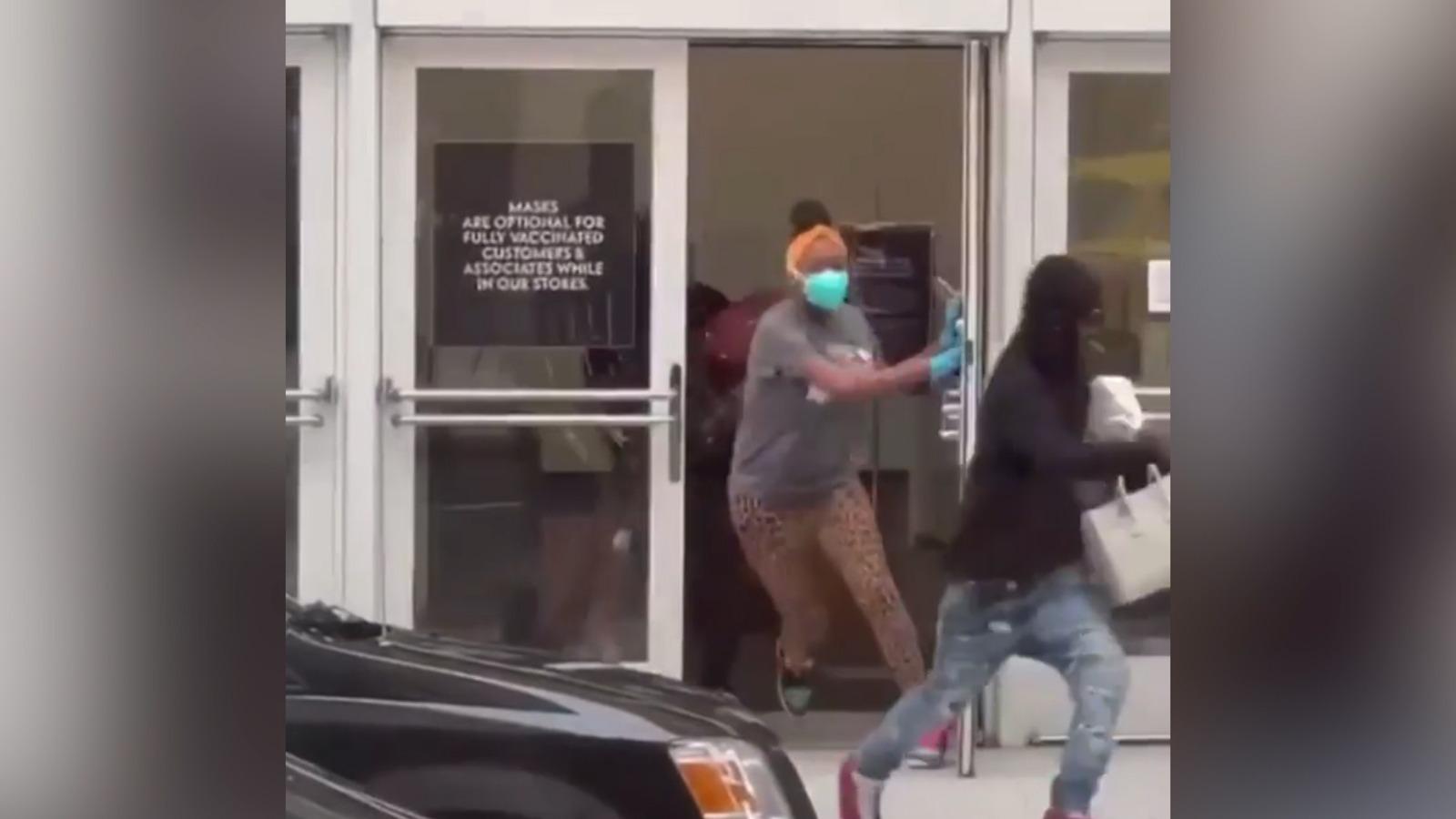 Jaf în plină zi la un magazin din lux din San Francisco. Hoţii au devastat magazinul şi au lăsat în urmă rafturile goale Jaf în plină zi la un magazin din lux din San Francisco. Hoţii au devastat magazinul şi au lăsat în urmă rafturile goale