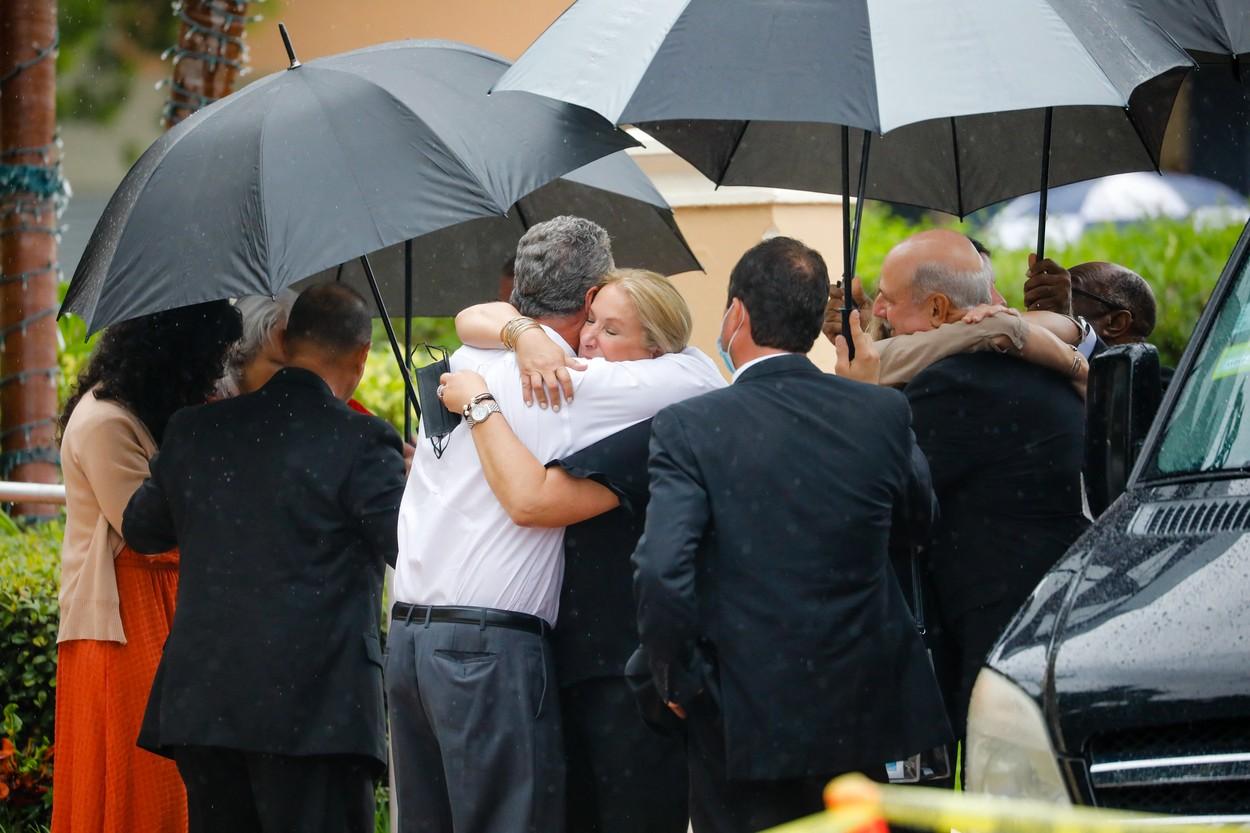 Imagini de la înmormântarea întregii familii moarte în urma blocului prăbuşit din Miami