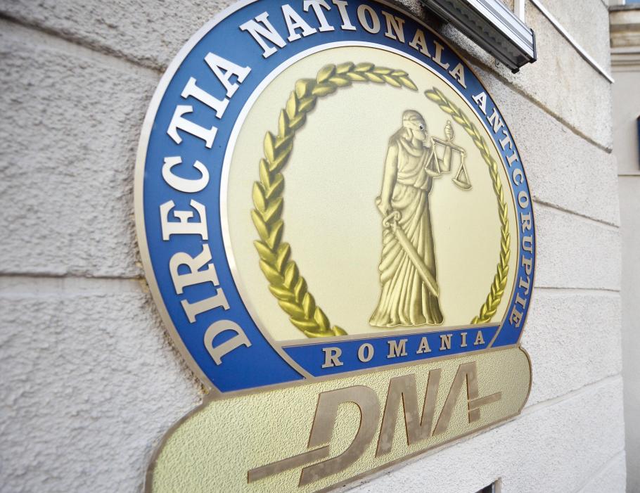 Scandalul de la ARSVOM ia amploare: un director al Direcţiei Economice din Mnisterul Transporturilor, reţinut de DNA pentru luare de mită Scandalul de la ARSVOM ia amploare: un director al Direcţiei Economice din Mnisterul Transporturilor, reţinut de DNA pentru luare de mită