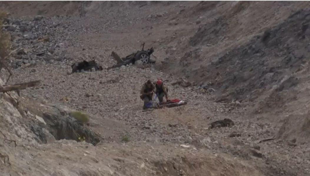 Salvatorii recuperează cadavrele din râpă