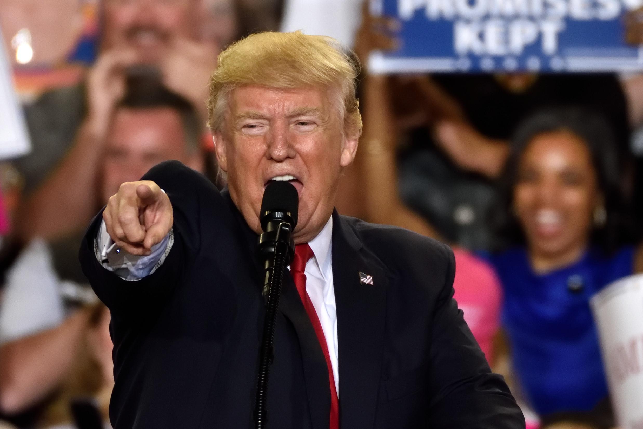 Donald Trump anunță că dă în judecată Facebook, Twitter și Google pentru "cenzură ilegală, neconstituţională” Donald Trump anunță că dă în judecată Facebook, Twitter și Google pentru "cenzură ilegală, neconstituţională”