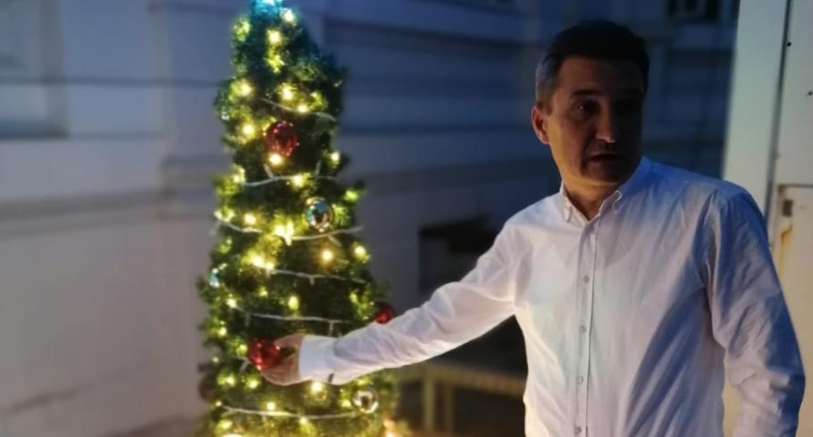 Primarul din Arad cumpără brad de Crăciun, iar orașul este sub cod galben de caniculă până vineri Primarul din Arad cumpără brad de Crăciun, iar orașul este sub cod galben de caniculă până vineri