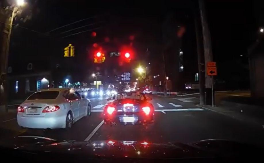 Momentul în care mai multe artificii explodează în fața unui șofer, după ce-i sunt aruncate în mașină, la semafor VIDEO Momentul în care artificiile sunt aruncate în BMW-ul decapotabil