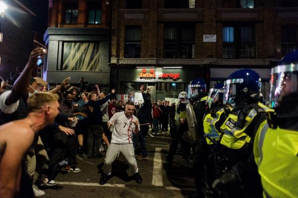 Mult prea euforici, fanii englezi s-au bătut cu poliţiştii după calificarea în finala Euro 2020