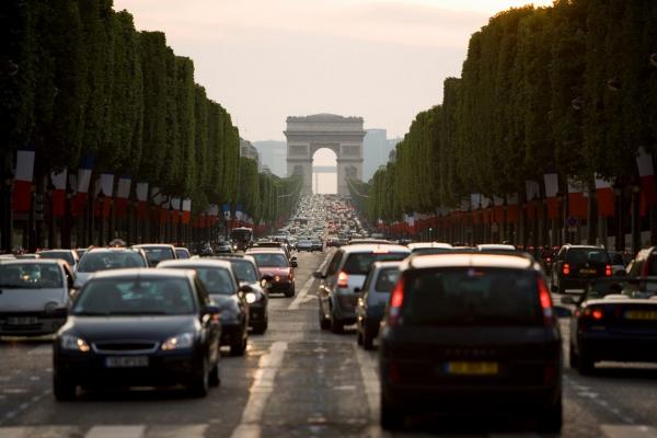 Primăria din Paris implementează mai multe reguli ce prevăd circulaţia pe străzile Prisului