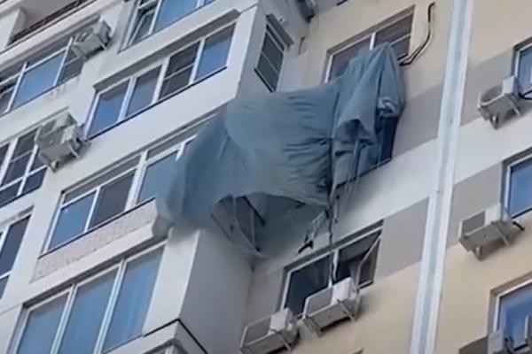 Un paraşutist a aterizat pe un aparat de aer condiţionat. Tânărul a rămas atârnat la etajul 13, pe fațada unui bloc din Rusia