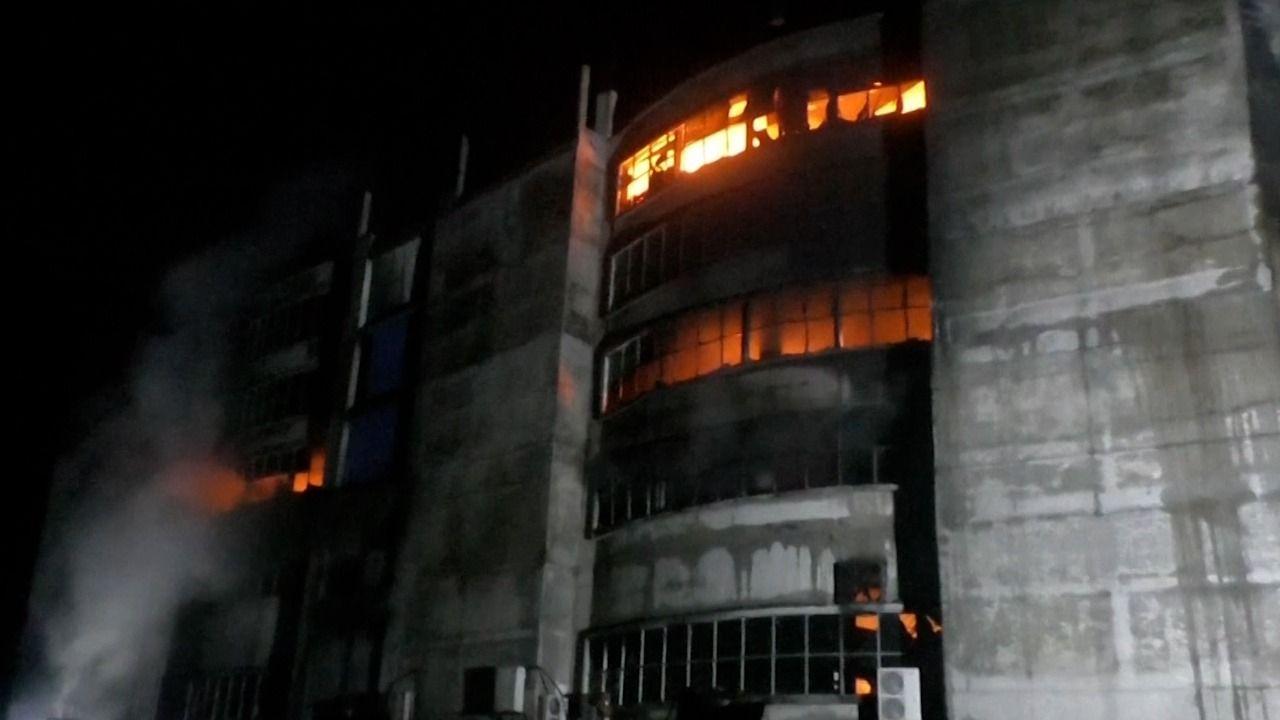 Cel puţin 43 de morţi și 30 de răniţi într-un incendiu la o fabrică în Bangladesh. Muncitori au sărit pe geam. VIDEO