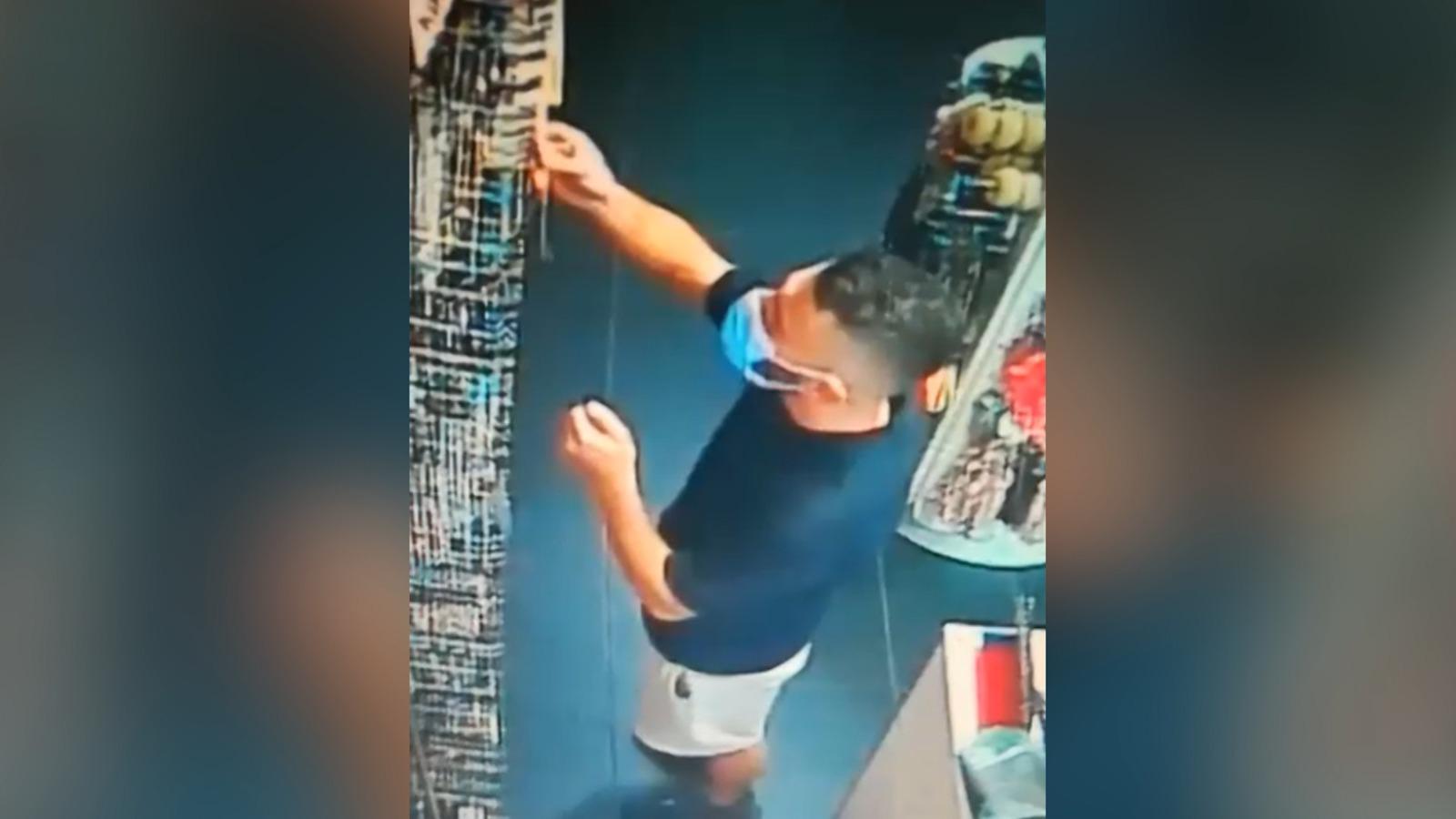 Cum a reușit un bărbat să fure bijuterii dintr-un magazin din Cluj. Totul a fost suprins de camerele de supraveghere