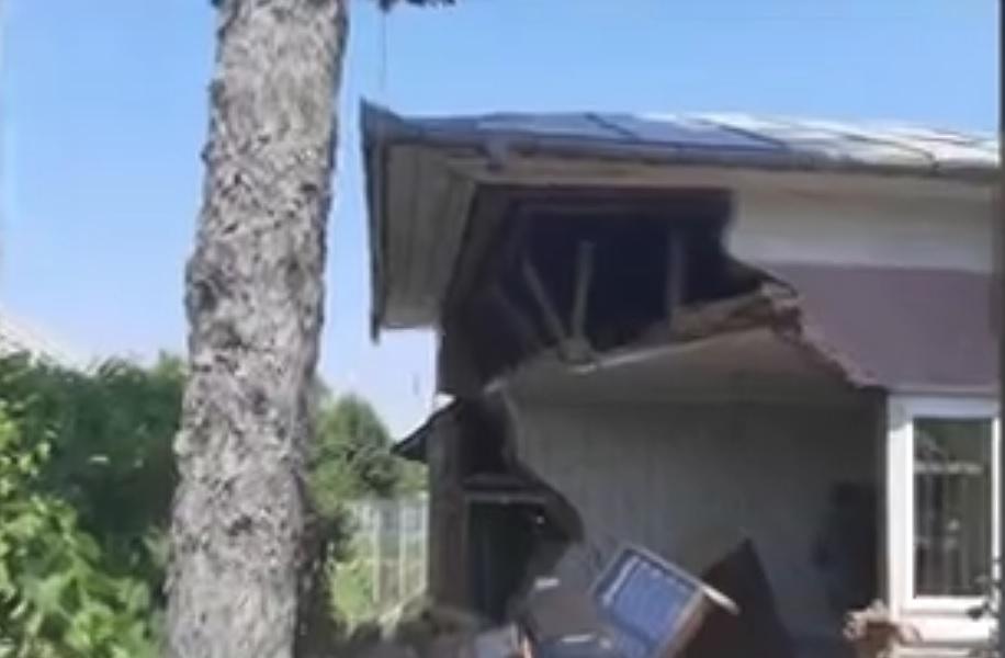 Prinşi sub dărâmăturile casei pe care voiau s-o consolideze: un bărbat a ajuns la spital, altul a murit, în Dolj