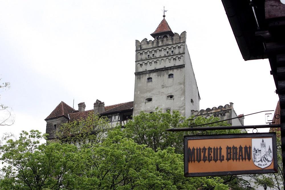 Bran, staţiunea contrastelor. Turiştii nu au unde să parcheze, deşi primăria a amenajat o parcare de un hectar