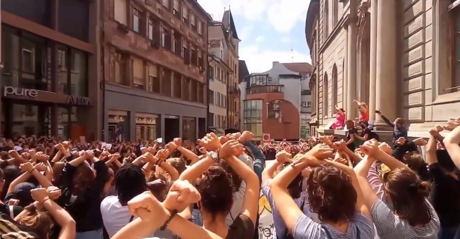 Proteste în Elveția după ce unui violator i s-a redus pedeapsa pentru că ”violul a durat doar 11 minute” iar victima s-a ”jucat cu focul” Proteste în Elveția după ce unui violator i s-a redus pedeapsa pentru că ”violul a durat doar 11 minute” iar victima s-a ”jucat cu focul”