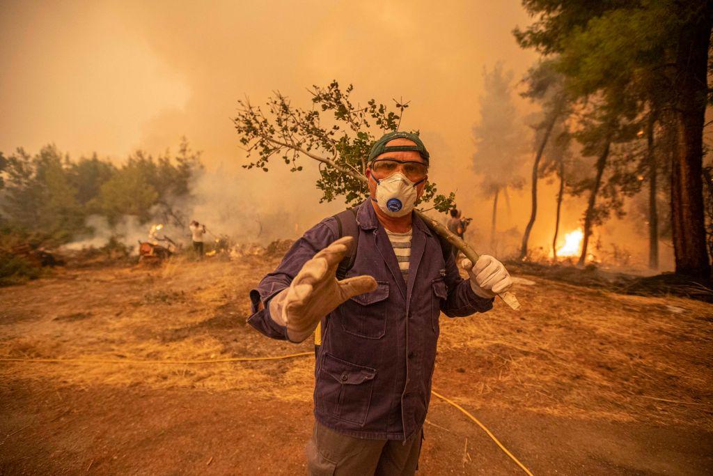 Furie în Grecia la adresa autorităților. Premierul și-a cerut scuze. 586 de incendii au izbucnit în toată țara