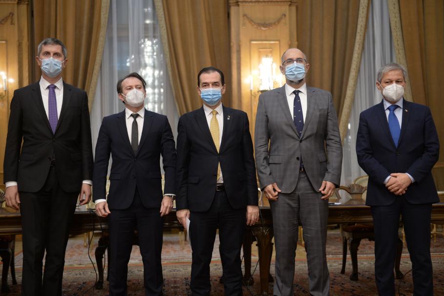 Dan Barna, Florin Citu, Ludovic Orban, Kelemen Hunor si Dacian Ciolos (de la stanga la dreapta) pozeaza dupa semnarea Acordul de guvernare dintre PNL, USR PLUS si UDMR, luni, 21 decembrie la Palatul Parlamentului din Bucuresti. Dan Barna, Florin Citu, Ludovic Orban, Kelemen Hunor si Dacian Ciolos (de la stanga la dreapta) pozeaza dupa semnarea Acordul de guvernare dintre PNL, USR PLUS si UDMR, luni, 21 decembrie la Palatul Parlamentului din Bucuresti.