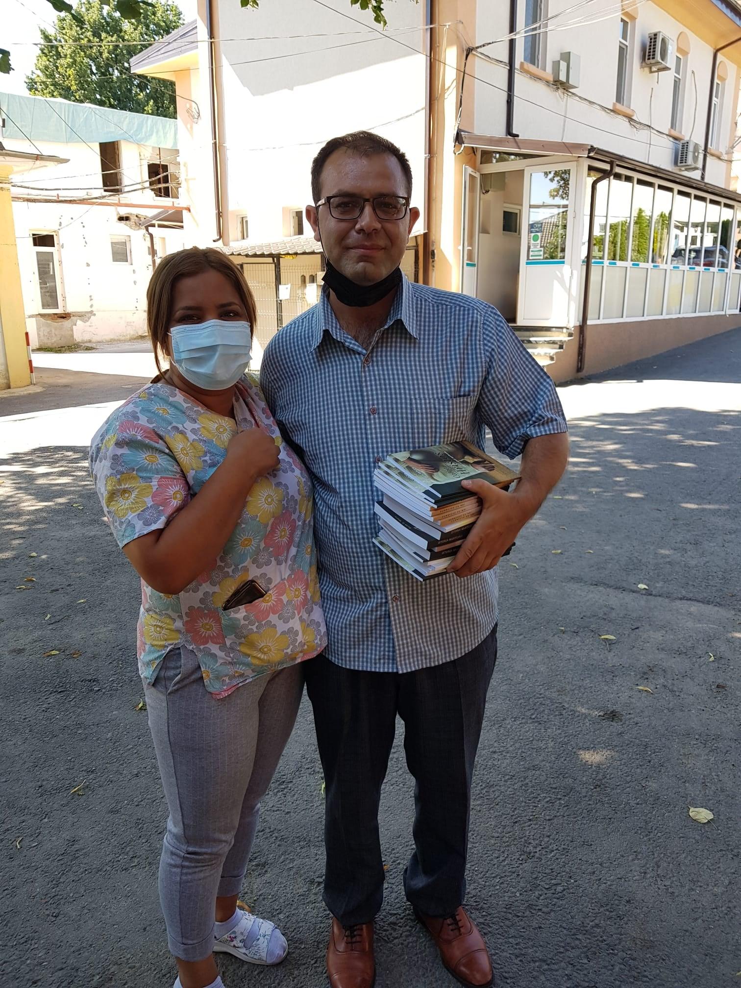 Un fost pacient infectat cu Covid-19, internat la ATI, s-a întors la spitalul din Iași să le mulțumească cadrelor medicale