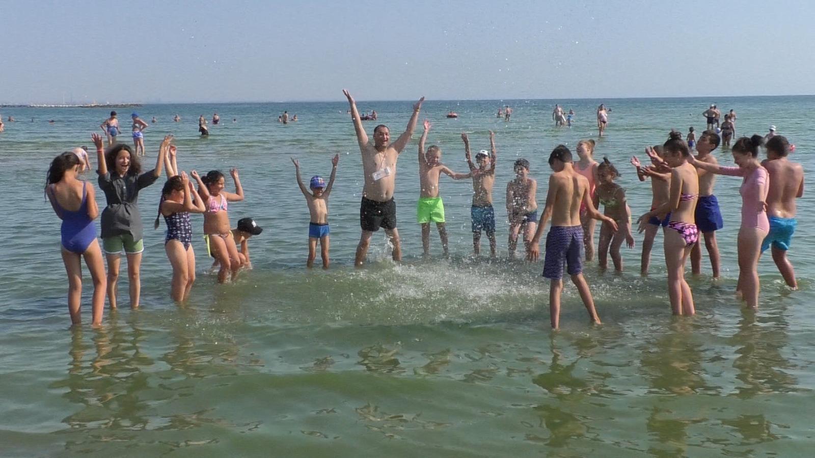 Emoţii şi zâmbete pentru copiii care au văzut pentru prima dată marea. Proiectul de suflet care transformă poveştile în realitate