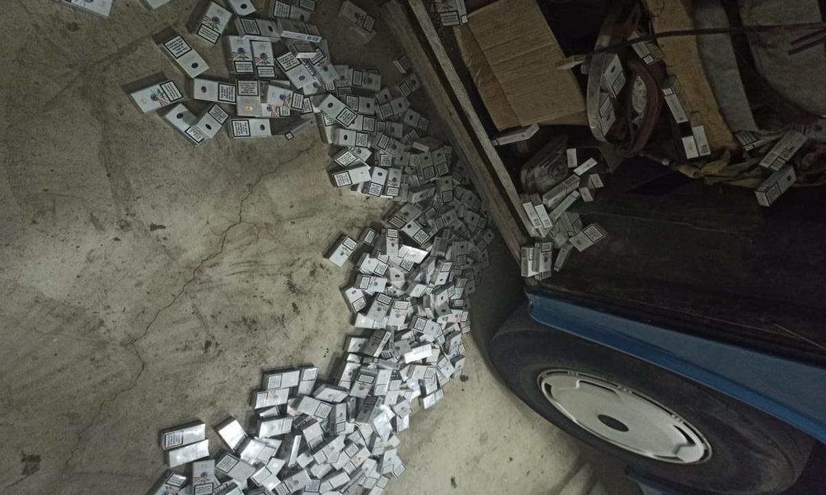 Autocar defect plin cu ţigări de contrabandă, descoperit în Vama Stânca