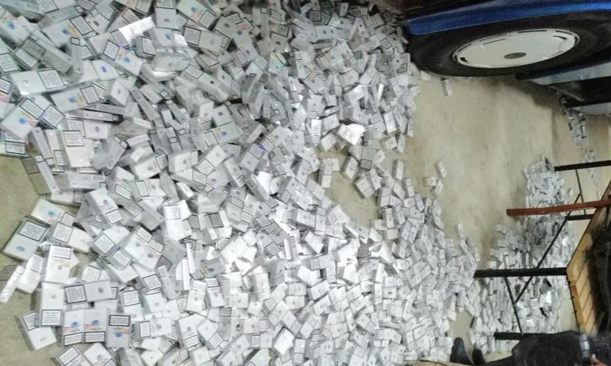 Autocar defect plin cu ţigări de contrabandă, descoperit în Vama Stânca