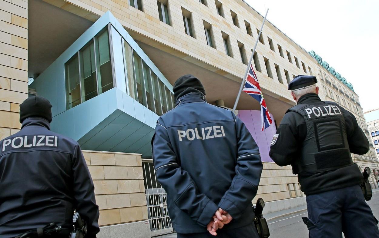 Germania a arestat un angajat al Ambasadei Britanice din Berlin, suspectat că vindea rușilor documente secrete Germania a arestat un angajat al Ambasadei Britanice din Berlin, suspectat că vindea rușilor documente secrete