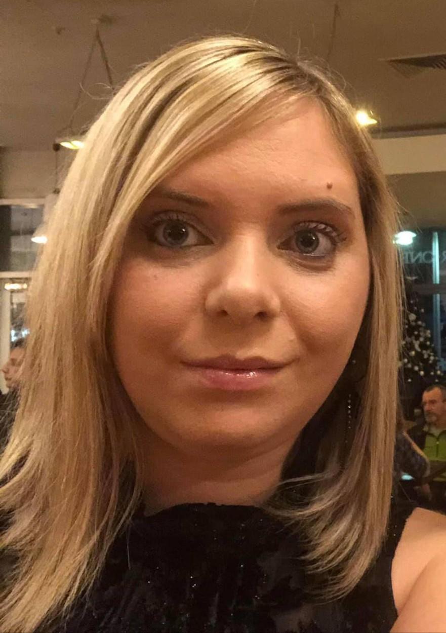 Holly înainte să sufere accidentul în timp ce mânca un burger