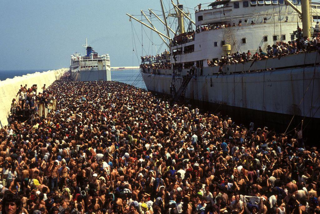 30 de ani de la ”invazia” migranților albanezi în Bari. Cum a ajuns o navă cargo cu 20.000 de oameni în portul italian