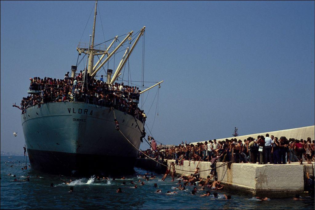 30 de ani de la ”invazia” migranților albanezi în Bari. Cum a ajuns o navă cargo cu 20.000 de oameni în portul italian